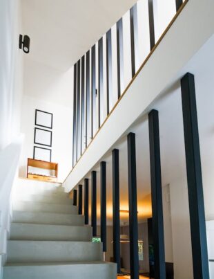 Decorating tips for split-level living rooms with steps